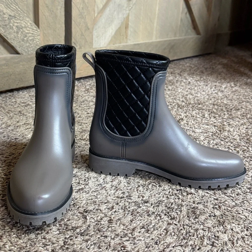 Bernardo Zola taupe color quilted rain boots Made in Brazil Size 7